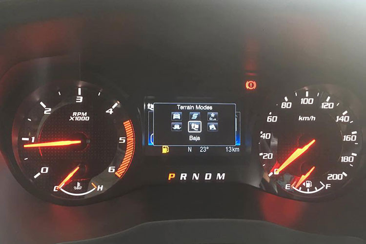 Ranger Raptor cũng là mẫu bán tải được trang bị động cơ mạnh mẽ nhất của Ford, "trái tim" EcoBlue, dung tích 2.0 lít, tăng áp kép của "quái vật" off-road này sẽ sản sinh ra công suất tối đa 213 mã lực cùng mô-men xoắn cực đại 500 Nm. Ford Ranger Raptor cũng được trang bị hộp số tự động 10 cấp mới.