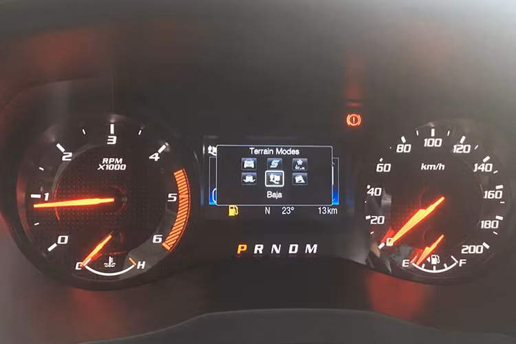 Ranger Raptor cũng là mẫu bán tải được trang bị động cơ mạnh mẽ nhất của Ford, "trái tim" EcoBlue, dung tích 2.0 lít, tăng áp kép của "quái vật" off-road này sẽ sản sinh ra công suất tối đa 213 mã lực cùng mô-men xoắn cực đại 500 Nm. Ford Ranger Raptor cũng được trang bị hộp số tự động 10 cấp mới.