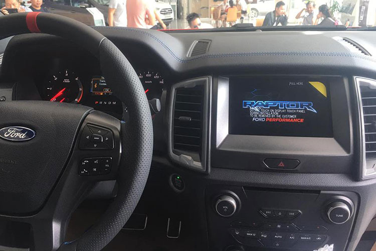 Bên trong, Ford Ranger Raptor được thiết kế với mầu sắc tối, mọt số chi tiết nhấn nhá "sẹc tông" với ngoại thất, các trang bị tiện nghi như ghế tích hợp sưởi, vô-lăng bọc da, điều hòa tự động màn hình cảm ứng 8-inch tích hợp hệ thống SYNC 3, định vị dẫn đường vệ tinh... những công nghệ đột phá như tăng công suất và lực xoắn nhưng tiết kiệm nhiên liệu, giảm trọng lượng với đặc tính offroad cũng được cải thiện hơn.