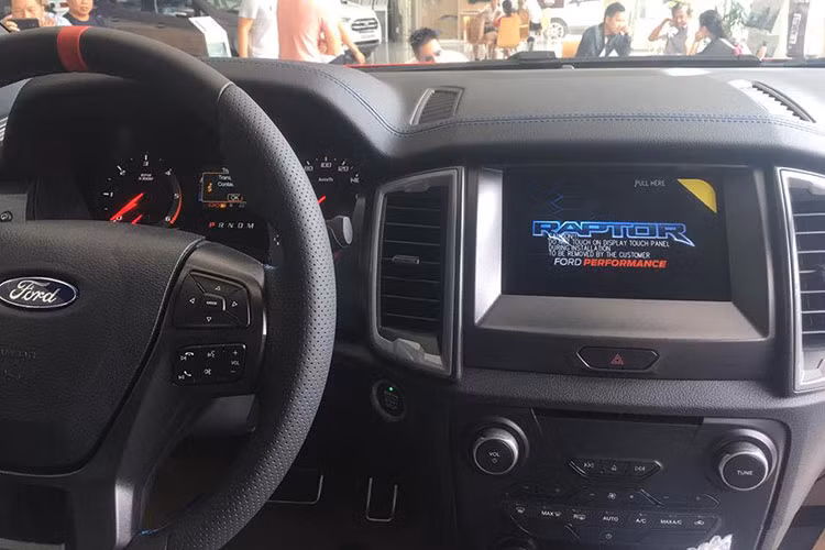 Bên trong, Ford Ranger Raptor được thiết kế với mầu sắc tối, mọt số chi tiết nhấn nhá "sẹc tông" với ngoại thất, các trang bị tiện nghi như ghế tích hợp sưởi, vô-lăng bọc da, điều hòa tự động màn hình cảm ứng 8-inch tích hợp hệ thống SYNC 3, định vị dẫn đường vệ tinh... những công nghệ đột phá như tăng công suất và lực xoắn nhưng tiết kiệm nhiên liệu, giảm trọng lượng với đặc tính offroad cũng được cải thiện hơn.