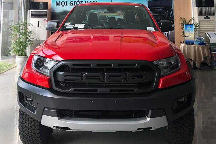 Việc những mẫu xe thu hút sự quan tâm của khách hàng Việt được các đại lý bán theo kiểu "bia kèm lạc" không phải là chuyện lạ. Trước Ford Ranger Raptor, những mẫu xe nhập khẩu như Ford Everest, Honda CR-V, Ford Explorer hay Toyota Fortuner cũng đều yêu cầu khách phải bỏ thêm tiền mua phụ kiện nếu muốn nhận xe sớm.