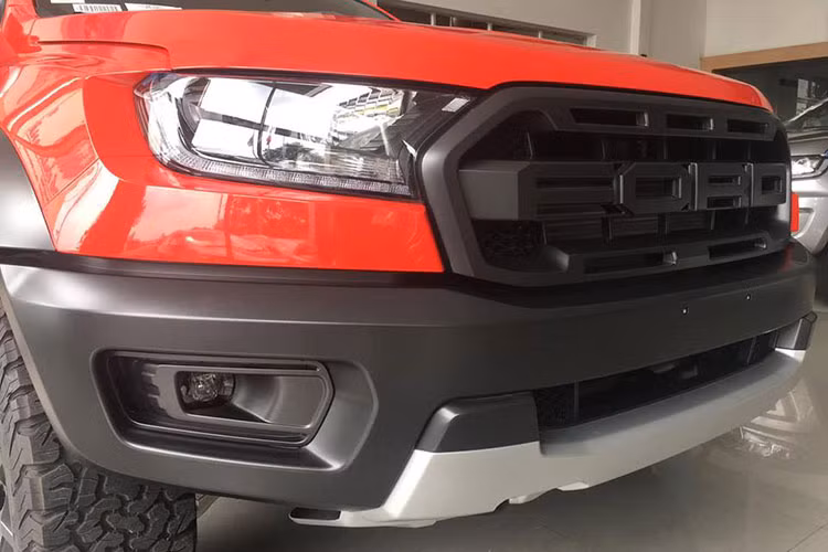 Tuy nhiên, chiếc xe được trưng bày tại triển lãm VMS 2018 chỉ mang 1 màu sơn là xanh dương khiến không ít khách hàng chưa thể hình dung được các màu còn lại như đỏ, trắng hay xám trên Ford Ranger Raptor sẽ trông như thế nào. Đến nay, những chiếc Ford Ranger Raptor đã bắt đầu được đưa về các đại lý để khách hàng.