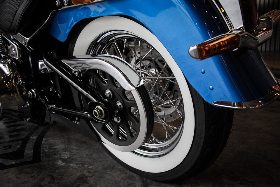 Giống như những người anh em khác trong gia đình Harley-Davidson, Softail Deluxe 2018 trung thành sử dụng hệ truyền động bằng dây curoa. Tuổi thọ của dây curoa là khoảng 100.000 km, bền hơn so với dây xích.