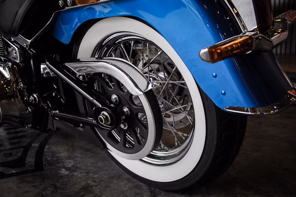 Giống như những người anh em khác trong gia đình Harley-Davidson, Softail Deluxe 2018 trung thành sử dụng hệ truyền động bằng dây curoa. Tuổi thọ của dây curoa là khoảng 100.000 km, bền hơn so với dây xích.