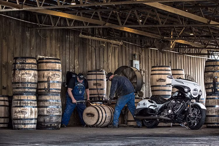 Đây không phải lần đầu tiên Indian Motorcycles và hãng rượu nổi tiếng Jack Daniels cùng đứng chung trong một sự kiện quảng bá sản phẩm. Năm ngoái, Indian Motorcycles đã ra hai phiên bản Chopper và Chopper Vintage để kỷ niệm 150 năm ra đời thương hiệu whisky Jack Daniels.
