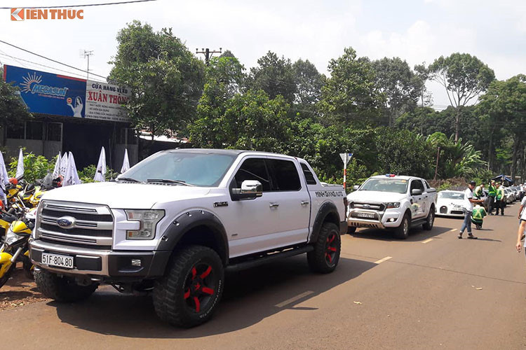 Lần gần đây nhất nhiều người thấy dàn siêu xe của Chủ tịch Trung Nguyên là vào tháng 6 và tháng 7 năm ngoái khi doanh nhân này lần đầu tiên tổ chức hành trình siêu xe. Dù đã "mở lòng" cho siêu xe xuất hiện công khai nhưng số xe này chỉ khoảng 1/3 bộ sưu tập siêu xe của ông Đặng Lê Nguyên Vũ đang sở hữu.