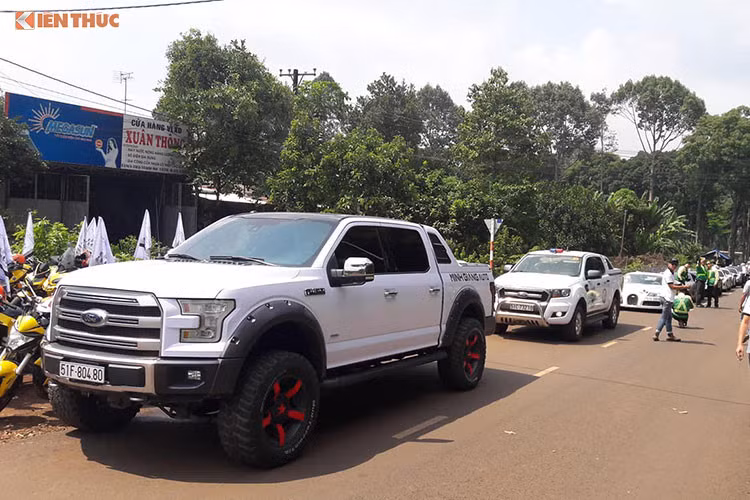 Lần gần đây nhất nhiều người thấy dàn siêu xe của Chủ tịch Trung Nguyên là vào tháng 6 và tháng 7 năm ngoái khi doanh nhân này lần đầu tiên tổ chức hành trình siêu xe. Dù đã "mở lòng" cho siêu xe xuất hiện công khai nhưng số xe này chỉ khoảng 1/3 bộ sưu tập siêu xe của ông Đặng Lê Nguyên Vũ đang sở hữu.