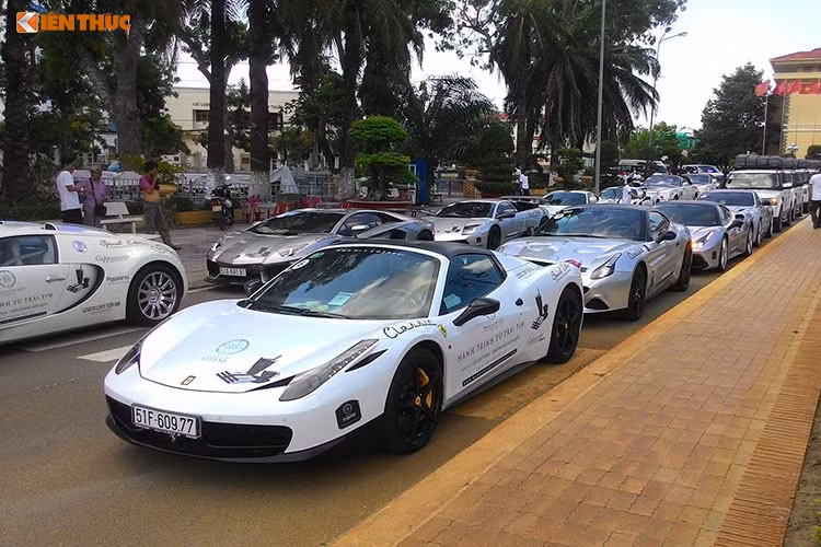 "Xe cộ vẫn còn đó phải không?", Chủ tịch Trung Nguyên đặt câu hỏi. Ngay sau đó ông Đặng Lê Nguyên Vũ cho hay, "Những chiếc siêu xe không thay đổi gì, mua vẫn còn đó, số tiền dành cho mua xe có thể 500 tỷ, 700 tỷ hay đến 1.000 tỷ đồng không mất đi đâu."