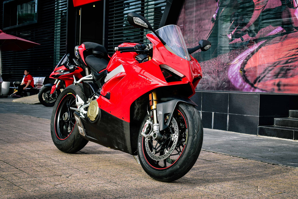 Mẫu xe Ducati Panigale V4S được giới thiệu vào tháng 11/2017. Sau gần 3 tháng, một đại lý nhập khẩu tư nhân đã nhanh chóng đưa chiếc siêu môtô này về Việt Nam. Mức giá thời điểm ấy là gần 1,6 tỷ đồng. Ducati Panigale V4S đầu tiên được đặt về theo đơn hàng của một tay chơi xe có tiếng ở Hà Nội, nhưng sau đó đã bán lại cho chủ nhân mới tại Sài Gòn.