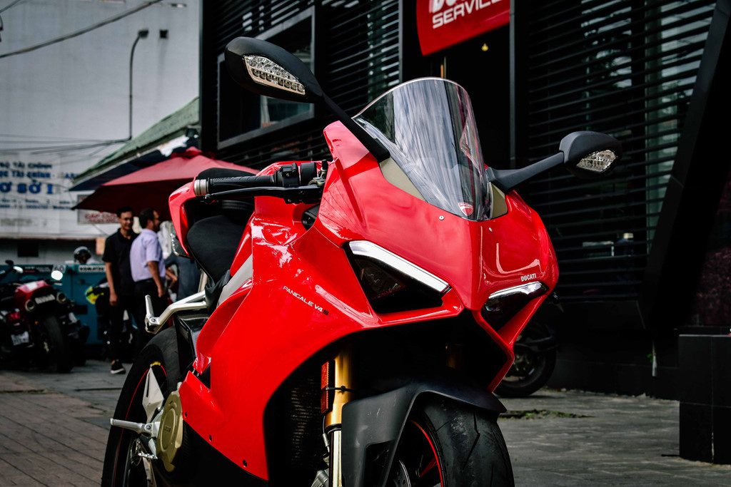Ducati đã lột xác hoàn toàn cho Panigale V4, thoát ra khỏi hình bóng của những đàn anh như Panigale 899, 959, 1199 hay gần nhất là 1299. Đây là mẫu xe có thiết kế hoàn toàn mới bao gồm khung xe, động cơ và các công nghệ được cải tiến.