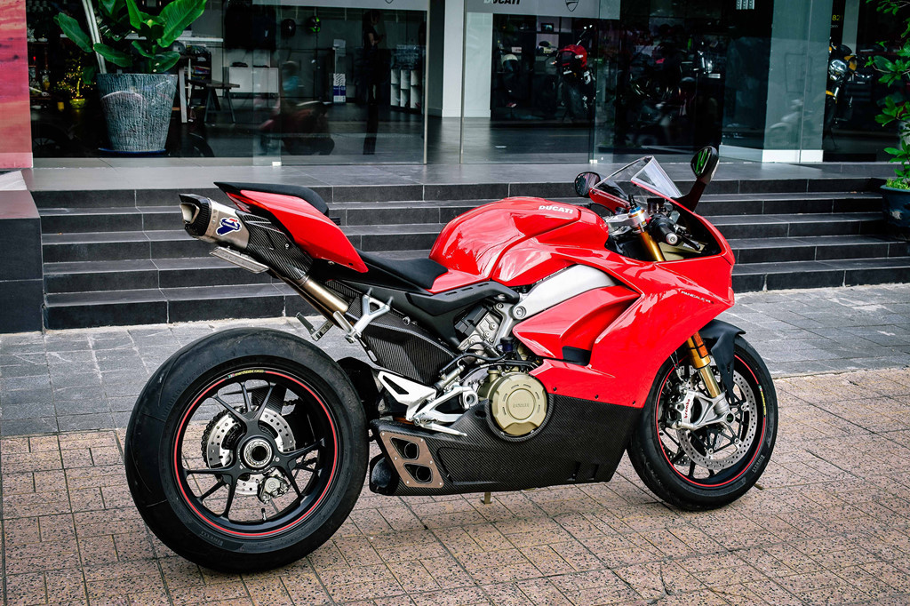 Sau khi về tay chủ nhân mới, chiếc siêu môtô Ducati Panigale V4S đầu tiên Việt Nam được độ lên cụm ống xả Termignoni "full system" trị giá gần 200 triệu đồng. Phần ống xả chính có thiết kế lục giác chia làm 2 lỗ được thiết kế hầm hố và cho ra âm thanh hay hơn.