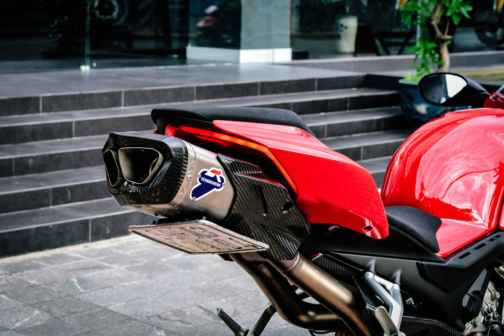 Bên dưới gầm có 2 ống xả phụ. Toàn bộ phần ốp lườn dưới làm bằng vật liệu carbon, được thiết kế lại để phù hợp với ống xả mới. Ốp carbon có trọng lượng nhẹ, giúp bảo vệ các chi tiết tránh khỏi nhiệt độ cao tỏa ra từ động cơ.