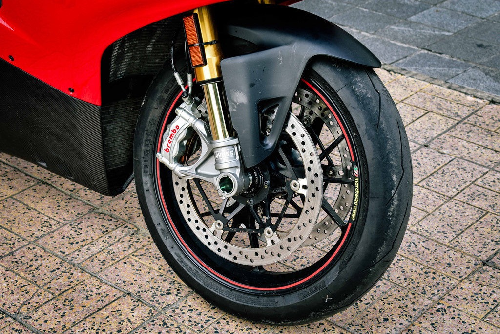 Phiên bản Ducati V4S độ khủng này có các cải tiến vượt trội hơn như giảm trọng lượng bình ắc-quy, chảng ba CNC nguyên khối, chắn bùn carbon, giảm xóc trước sau đều của Ohlins có thể tùy chỉnh và được trang bị công nghệ điều khiển Ohlins Smart EC 2.0. Xe chỉ nặng 195 kg, tức là nhẹ hơn 2,5 kg so với "đàn em" 959 Corse.