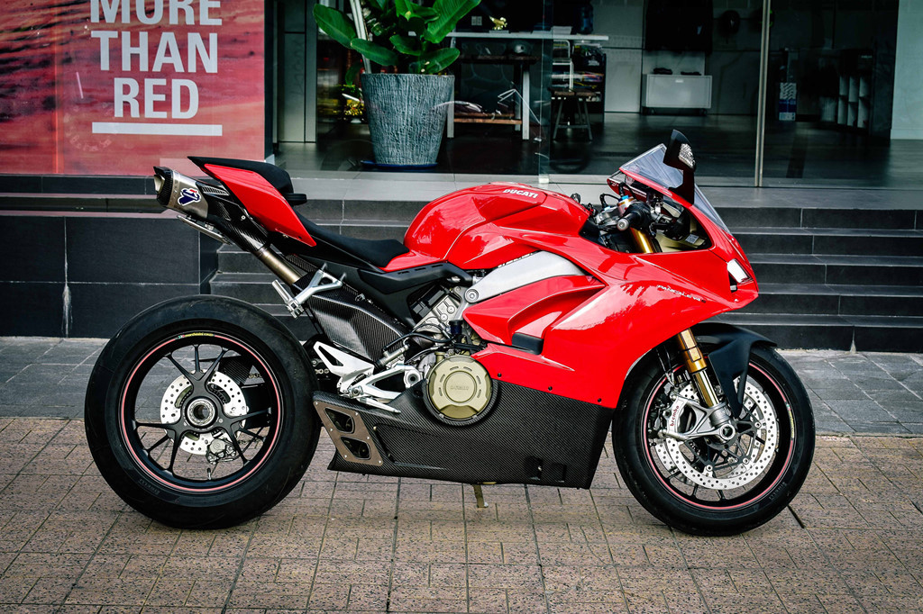 Động cơ của Ducati Panigale V4S là loại Desmosedici Stradale 4 xi-lanh góc chữ V 90 độ, với 4 van trên mỗi xi-lanh, làm mát bằng dung dịch. Khối động cơ này có dung tích 1.103 cc, sản sinh công suất lên tới 214 mã lực tại 13.000 vòng/phút và mô-men xoắn cực đại 124 Nm tại 10.000 vòng/phút.