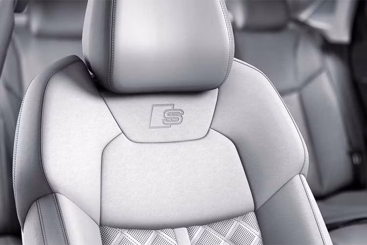 Một tủ lạnh nhỏ làm mát đồ uống được tích hợp giữa hai hàng ghế phía sau, hàng ghế sau thư giãn với tính năng massage chân cho hành khách phía sau (Relaxation seat)... 