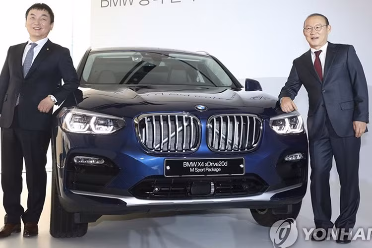 Trong một sự kiện mới được tổ chức tại thủ đô Seoul, Hàn Quốc, ông Park Hang Seo - huấn luyện viên trưởng của đội tuyển bóng đá quốc gia Việt Nam - đã được nhận một chiếc SUV hạng sang BMW X4 đời mới. Ông Kwon Oh-soo, chủ tịch của đại lý BMW Deutsch Motors tại Hàn Quốc, đã đích thân trao chìa khóa chiếc X4 cho ông Park.