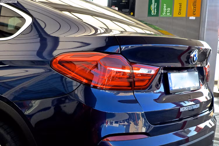 Tuy không quá mạnh mẽ nhưng chiếc BMW X4 xDrive20d M Sport 2019 mới này lại đi kèm nhiều trang bị hiện đại như đèn pha LED toàn phần với dải đèn LED định vị ban ngày, đèn sương mù LED, bộ vành hợp kim M 19 inch với lốp run-flat và cửa cốp sau mở chỉnh điện.