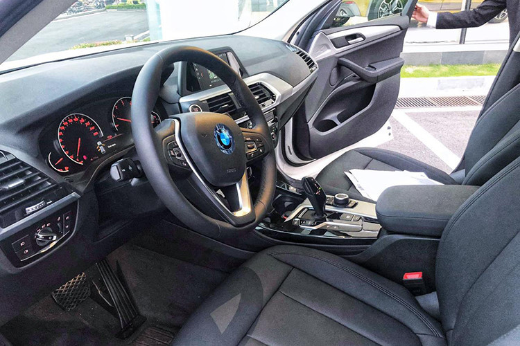 Bên trong BMW X4 xDrive20d M Sport 2019 cũng có hàng tá trang bị như điều hòa tự động 3 vùng, ghế trước chỉnh điện, ghế lái nhớ vị trí, màn hình hiển thị thông tin trên kính chắn gió, hệ thống Navigation System Professional tích hợp màn hình 10,25 inch, camera 360 độ, radio kỹ thuật số DAB+, hệ thống âm thanh 6 loa và đèn viền nội thất.