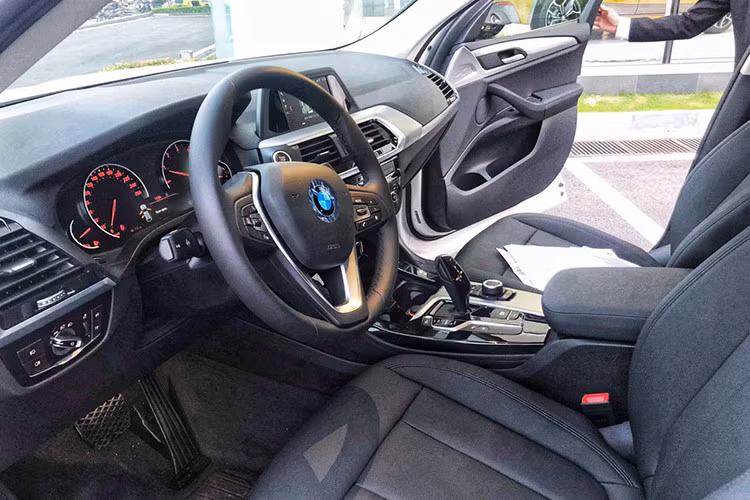 Bên trong BMW X4 xDrive20d M Sport 2019 cũng có hàng tá trang bị như điều hòa tự động 3 vùng, ghế trước chỉnh điện, ghế lái nhớ vị trí, màn hình hiển thị thông tin trên kính chắn gió, hệ thống Navigation System Professional tích hợp màn hình 10,25 inch, camera 360 độ, radio kỹ thuật số DAB+, hệ thống âm thanh 6 loa và đèn viền nội thất.