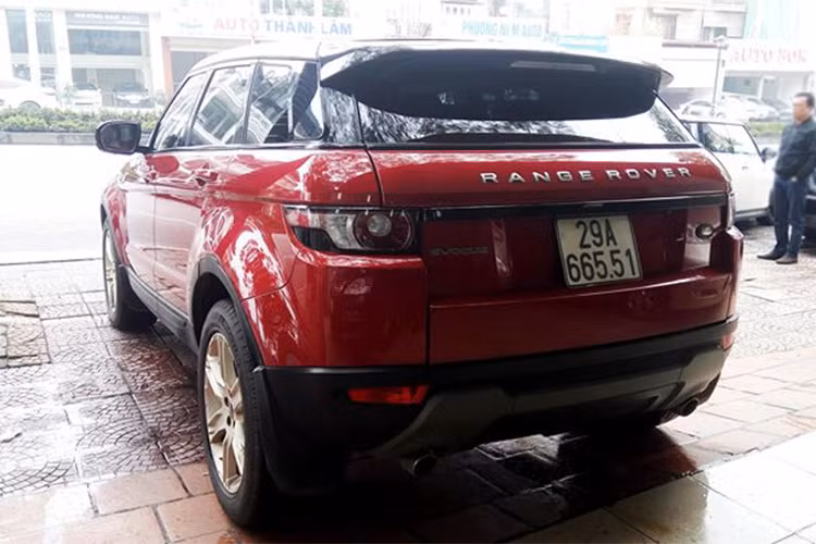 Xe sở hữu kích thước dài 4.365 mm, rộng 2.125 mm và cao 1.635 mm. Trục cơ sở 2.660 mm và khả năng lội nước sâu 500 mm. Đuôi xe cũng được thiết kế khỏe khoắn mang đậm chất thể thao và khí thế của một chiếc Compact SUV dành cho đô thị. Cụm đèn hậu có thiết kế nhỏ nhắn, đặt cân đối hai bên. Cũng giống như phía trước, cản sau được làm lớn, vuốt ngược lên trên. Chụp ống xả làm từ kim loại hình bình hành.