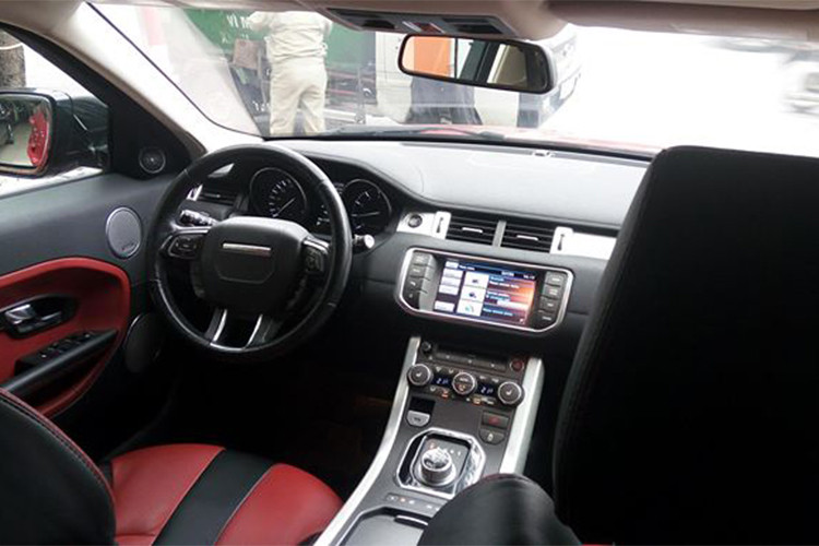 Nội thất bên trong được thiết kế trẻ trung năng động, và cũng rất sang trọng. Vô-lăng bọc da, tích hợp rất nhiều phím chức năng hỗ trợ người lái. Chính giữa là logo Range Rover. Hệ thống giải trí với màn hình 8 inch đi kèm đầu đọc CD/AM/FM/USB/bluetooth/AUX...
