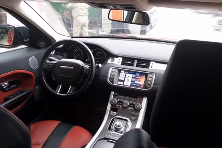 Nội thất bên trong được thiết kế trẻ trung năng động, và cũng rất sang trọng. Vô-lăng bọc da, tích hợp rất nhiều phím chức năng hỗ trợ người lái. Chính giữa là logo Range Rover. Hệ thống giải trí với màn hình 8 inch đi kèm đầu đọc CD/AM/FM/USB/bluetooth/AUX...