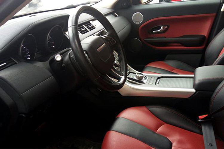 Cụm điều khiển với trung tâm là núm xoay điều chỉnh chế độ vận hành thay thế cần số. Khi khởi động hệ thống điện và nổ máy, núm xoay này sẽ nổi lên và khi tắt máy, núm này sẽ ẩn xuống. Màn hình phía sau vô-lăng với 2 đồng hồ dạng Analog và 1 màn hình điệm tử chính giữa. Ghế lái và hành khách chỉnh điện có chức năng nhớ vị trí người ngồi. 