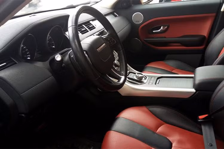 Cụm điều khiển với trung tâm là núm xoay điều chỉnh chế độ vận hành thay thế cần số. Khi khởi động hệ thống điện và nổ máy, núm xoay này sẽ nổi lên và khi tắt máy, núm này sẽ ẩn xuống. Màn hình phía sau vô-lăng với 2 đồng hồ dạng Analog và 1 màn hình điệm tử chính giữa. Ghế lái và hành khách chỉnh điện có chức năng nhớ vị trí người ngồi. 