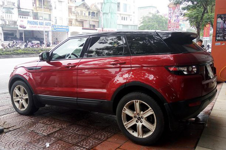Ngoại hình Range Rover Evoque nổi bật với những đường gân dập nổi trên nắp ca-pô và hai bên thân xe. Lưới tản nhiệt loại đục lỗ và vẫn được duy trì đến nay. Đèn pha sử dụng bóng bi-xenon có chức năng chuyển hướng theo góc lái. Cản trước lớn có thiết kế khỏe khoắn đậm chất thể thao. Mâm xe 5 chấu đơn kích thước 20 inch.