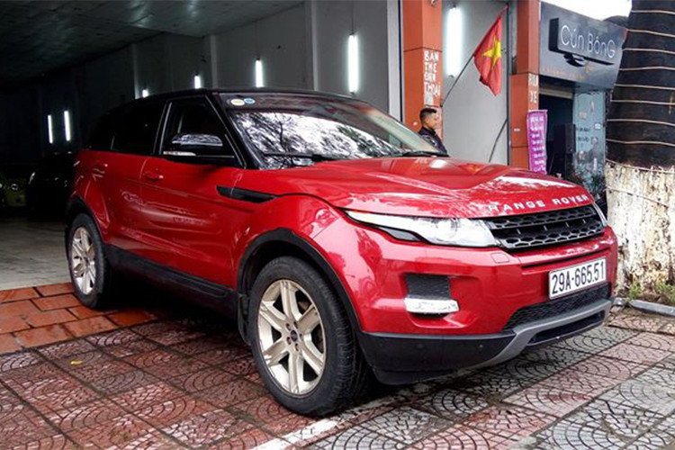 Chiếc xe SUV Range Rover Evoque hạng sang, màu đỏ đến từ Anh Quốc được ca sĩ Tuấn Hưng mua về năm 2012 với giá sau khi đóng đủ các thuế phí vào khoảng 3 tỷ đồng. Tuy nhiên đến cuối năm 2014, không lâu sau khi lấy vợ, Tuấn Hưng đã chia tay với xế cưng của mình.