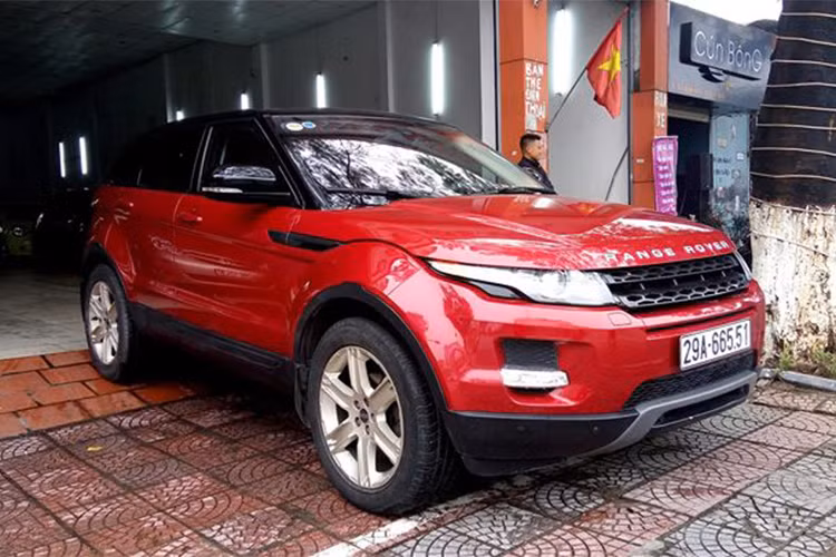 Chiếc xe SUV Range Rover Evoque hạng sang, màu đỏ đến từ Anh Quốc được ca sĩ Tuấn Hưng mua về năm 2012 với giá sau khi đóng đủ các thuế phí vào khoảng 3 tỷ đồng. Tuy nhiên đến cuối năm 2014, không lâu sau khi lấy vợ, Tuấn Hưng đã chia tay với xế cưng của mình.