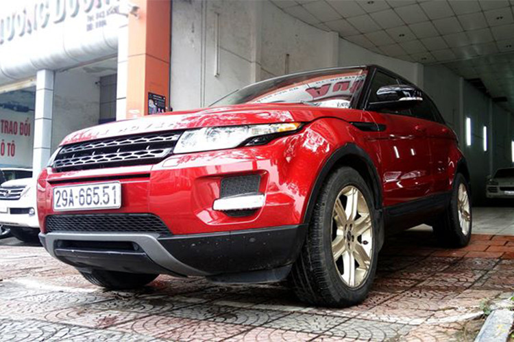 Thời điểm cuối năm 2014, xe được Tuấn Hưng bán với giá khoảng 2 tỷ đồng, thấp hơn so với giá trị khi mua mới khoảng 1 tỷ đồng. Tuy nhiên đến cuối năm 2017 vừa qua, chiếc Range Rover Evoque kể trên lại tiếp tục xuất hiện trên thị trường xe cũ và được rao bán với giá 1,53 tỷ đồng.