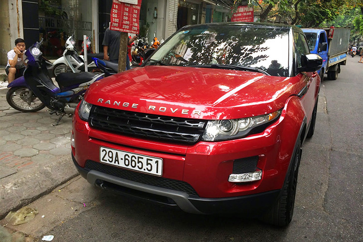 Range Rover Evoque có mức tiêu thụ nhiên liệu trung bình là 12,38 lít/100 km nội thành và 8,4 lít/100 km đường trường. Phiên bản đời mới nhất hiện đang được phân phối chính hãng Land Rover tại Việt Nam có mức giá trên 3 tỷ đồng, tuỳ thuộc vào những tuỳ chọn kèm theo xe.