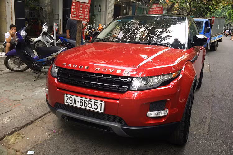 Range Rover Evoque có mức tiêu thụ nhiên liệu trung bình là 12,38 lít/100 km nội thành và 8,4 lít/100 km đường trường. Phiên bản đời mới nhất hiện đang được phân phối chính hãng Land Rover tại Việt Nam có mức giá trên 3 tỷ đồng, tuỳ thuộc vào những tuỳ chọn kèm theo xe.