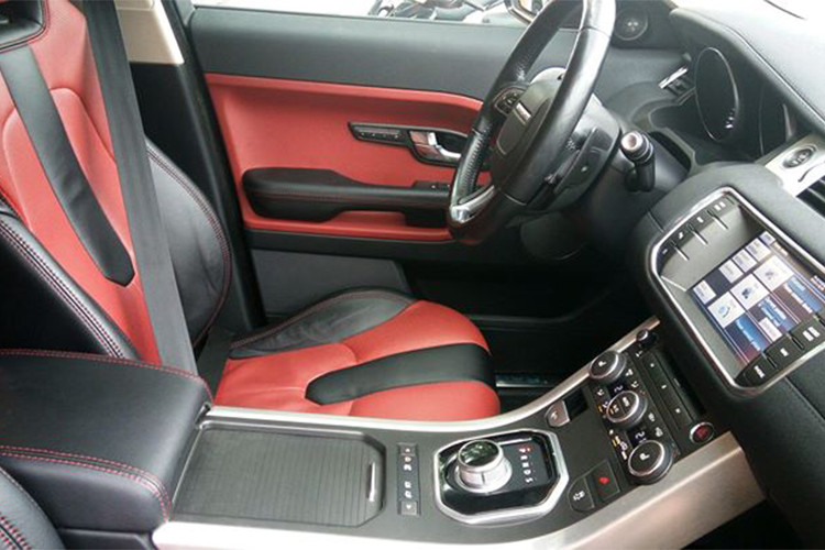 Tại thị trường Việt Nam, Range Rover Evoque phiên bản 2012 này sử dụng động cơ xăng Si4 dung tích 2.0L dẫn động 2 cầu, hộp số tự động 6 cấp, công suất tối đa khoảng 240 mã lực. Evoque có khả năng tăng tốc từ 0 - 100 km/h trong 7,6 giây và đạt tốc độ tối đa 217 km/h.