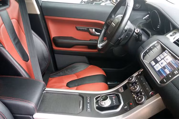 Tại thị trường Việt Nam, Range Rover Evoque phiên bản 2012 này sử dụng động cơ xăng Si4 dung tích 2.0L dẫn động 2 cầu, hộp số tự động 6 cấp, công suất tối đa khoảng 240 mã lực. Evoque có khả năng tăng tốc từ 0 - 100 km/h trong 7,6 giây và đạt tốc độ tối đa 217 km/h.