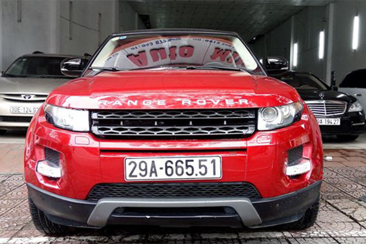 Tuy nhiên đến cuối năm 2014, không lâu sau khi lấy vợ, anh chàng ca sỹ đam mê "xế hộp" này cũng đã chia tay với xế cưng của mình. Lý do một phần cũng vì khi đó, cả 2 vợ chồng ca sĩ này đều sở hữu Range Rover Evoque thế nên việc bán bớt đi cũng là điều không quá bất ngờ.