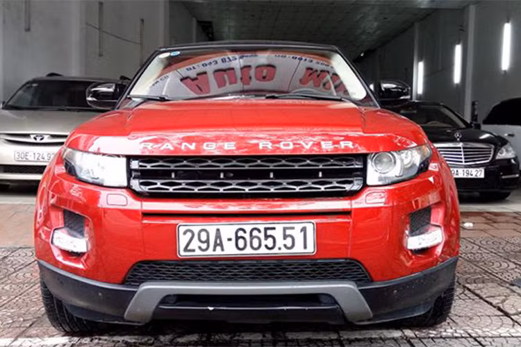 Tuy nhiên đến cuối năm 2014, không lâu sau khi lấy vợ, anh chàng ca sỹ đam mê "xế hộp" này cũng đã chia tay với xế cưng của mình. Lý do một phần cũng vì khi đó, cả 2 vợ chồng ca sĩ này đều sở hữu Range Rover Evoque thế nên việc bán bớt đi cũng là điều không quá bất ngờ.