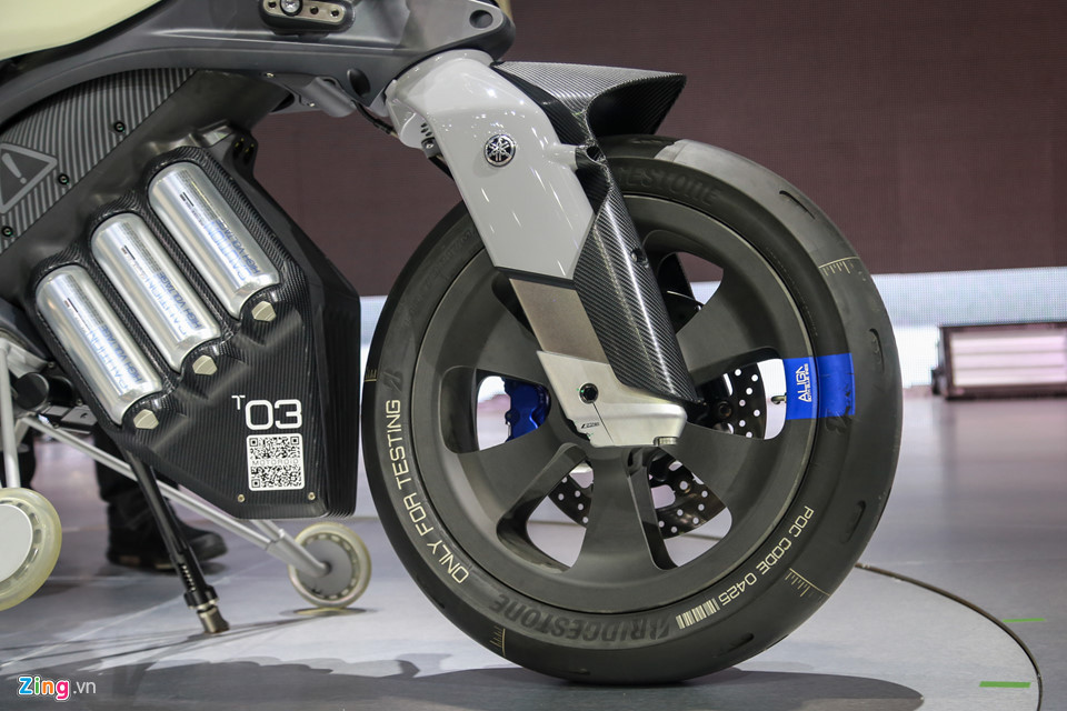 Xe có một loạt cảm biến xung quanh. Phần đầu có camera tích hợp “Tracking Cam” - hệ thống camera dò đường phía trước. Hình ảnh thu được từ camera này có thể phục vụ cho nhiều tính năng hiện đại như phán đoán chất lượng mặt đường hay thực hiện các tính năng an toàn khác.