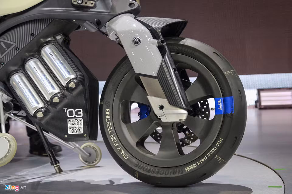 Xe có một loạt cảm biến xung quanh. Phần đầu có camera tích hợp “Tracking Cam” - hệ thống camera dò đường phía trước. Hình ảnh thu được từ camera này có thể phục vụ cho nhiều tính năng hiện đại như phán đoán chất lượng mặt đường hay thực hiện các tính năng an toàn khác.