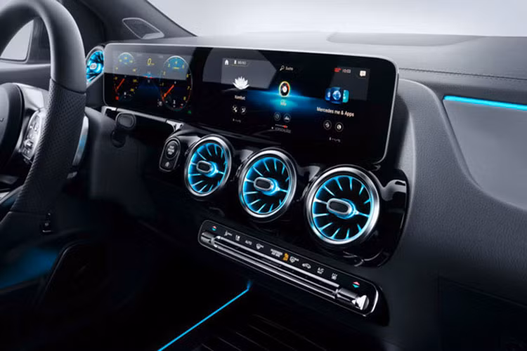 Bên cạnh đó, B-Class 2019 mới cũng sẽ được trang bị 2 màn hình cỡ lớn trải dài từ màn hình hiển thị đến khu vực điều khiển trung tâm. Có 3 tuỳ chọn màn hình cho khách hàng là: 2 màn hình 7 inch; 1 màn hình 7 inch + 1 màn hình 10,25 inch và tùy chọn 2 màn hình 10,25 inch.