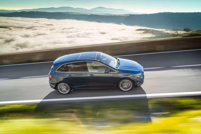 Là một thành viên của gia đình Mercedes-Benz, B-Class thế hệ mới không thiếu những tính năng an toàn hiện đại như hỗ trợ giữ khoảng cách chủ động, hỗ trợ phanh chủ động, hỗ trợ dừng khẩn cấp chủ động và hỗ trợ chuyển làn đường chủ động.