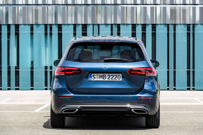 Mercedes-Benz B-Class 2019 được trang bị cụm đèn pha góc cạnh hơn theo phong cách của A-Class thế hệ mới và lưới tản nhiệt hình lục giác khác biệt. Bản tiêu chuẩn của mẫu xe minivan cỡ nhỏ này sẽ đi kèm đèn pha H7 và dải đèn LED định vị ban ngày. Nếu chi thêm tiền, khách hàng có thể nâng cấp đèn pha của Mercedes-Benz B-Class 2019 lên loại LED hoặc Multibeam LED.