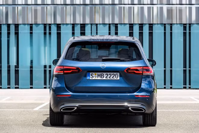 Mercedes-Benz B-Class 2019 được trang bị cụm đèn pha góc cạnh hơn theo phong cách của A-Class thế hệ mới và lưới tản nhiệt hình lục giác khác biệt. Bản tiêu chuẩn của mẫu xe minivan cỡ nhỏ này sẽ đi kèm đèn pha H7 và dải đèn LED định vị ban ngày. Nếu chi thêm tiền, khách hàng có thể nâng cấp đèn pha của Mercedes-Benz B-Class 2019 lên loại LED hoặc Multibeam LED.