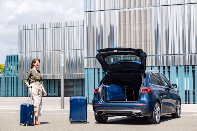 Phía sau, cụm đèn hậu được thiết kế thanh mảnh hơn trước và có tạo hình chữ C bên trong. Bản thân cửa khoang hành lý của Mercedes-Benz B-Class 2019 cũng đã được cải tiến với đường gân mới ấn tượng hơn. Ngoài ra, Mercedes-Benz B-Class 2019 còn có đèn phản quang thanh mảnh nằm ngang trên cản sau và chi tiết màu đen ở kính chắn gió sau, kéo lên đến cánh gió mui.