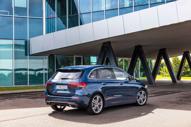 Riêng những chiếc Mercedes-Benz B-Class 2019 có gói phụ kiện AMG Line sẽ sở hữu ngoại hình hầm hố hơn nhờ cản trước riêng biệt, đi kèm hốc gió ở góc với 2 thanh nằm ngang. Tiếp đến là cánh gió trước và lưới tản nhiệt kim cương với một thanh mạ crôm chạy ở giữa, nối liền logo ngôi sao 3 cánh, vành la-zăng dao động từ 16 - 19 inch.
