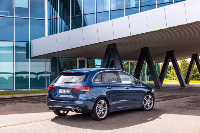 Riêng những chiếc Mercedes-Benz B-Class 2019 có gói phụ kiện AMG Line sẽ sở hữu ngoại hình hầm hố hơn nhờ cản trước riêng biệt, đi kèm hốc gió ở góc với 2 thanh nằm ngang. Tiếp đến là cánh gió trước và lưới tản nhiệt kim cương với một thanh mạ crôm chạy ở giữa, nối liền logo ngôi sao 3 cánh, vành la-zăng dao động từ 16 - 19 inch.