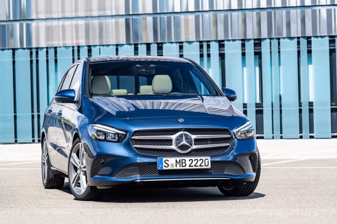 Dòng sản phẩm xe gia đình cỡ nhỏ của Mercedes-Benz vừa được mở rộng thêm bằng việc hãng xe Đức chính thức giới thiệu chiếc B-Class 2019 với cấu hình động cơ mới và các công nghệ hỗ trợ lái xe hiện đại. Đối thủ của Mercedes-Benz B-Class 2019 mới là BMW 2-Series Active Tourer.