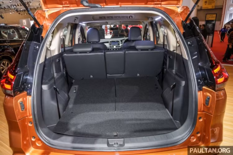 Tại thị trường Indonesia, mẫu xe Nissan Livina 2019 mới sẽ được chia thành 5 bản trang bị, bao gồm E MT, EL MT, EL AT, VE AT và VL AT. Giá xe Nissan Livina 2019 dao động từ 198,8 - 261,9 triệu Rupiah (khoảng 327 - 431 triệu đồng), ngang ngửa với Mitsubishi Xpander.