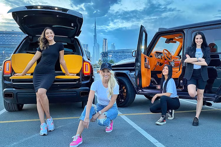 Blondie cho biết, "Tôi bắt đầu đăng trải nghiệm lái những chiếc xe này lên mạng xã hội. Bentley đưa thêm xe cho tôi và tôi thực hiện thêm video", Supercar Blondie chia sẻ với phóng viên tờ The Sun. "Tôi cố gắng biến nó thành điều gì đó lớn hơn, thế nên tôi bắt đầu gõ cửa một số hãng xe như Ferrari và McLaren".